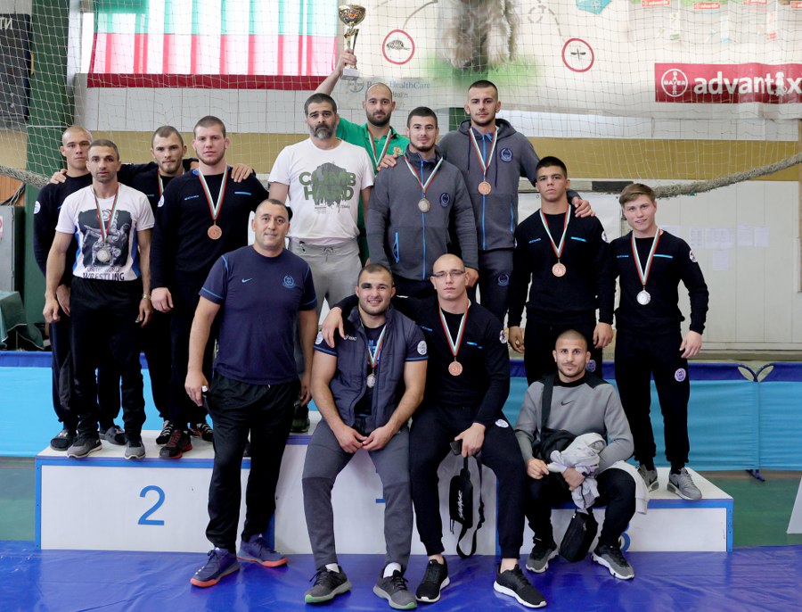 Борците на НСА с купата в личния отборен шампионат в свободния стил 