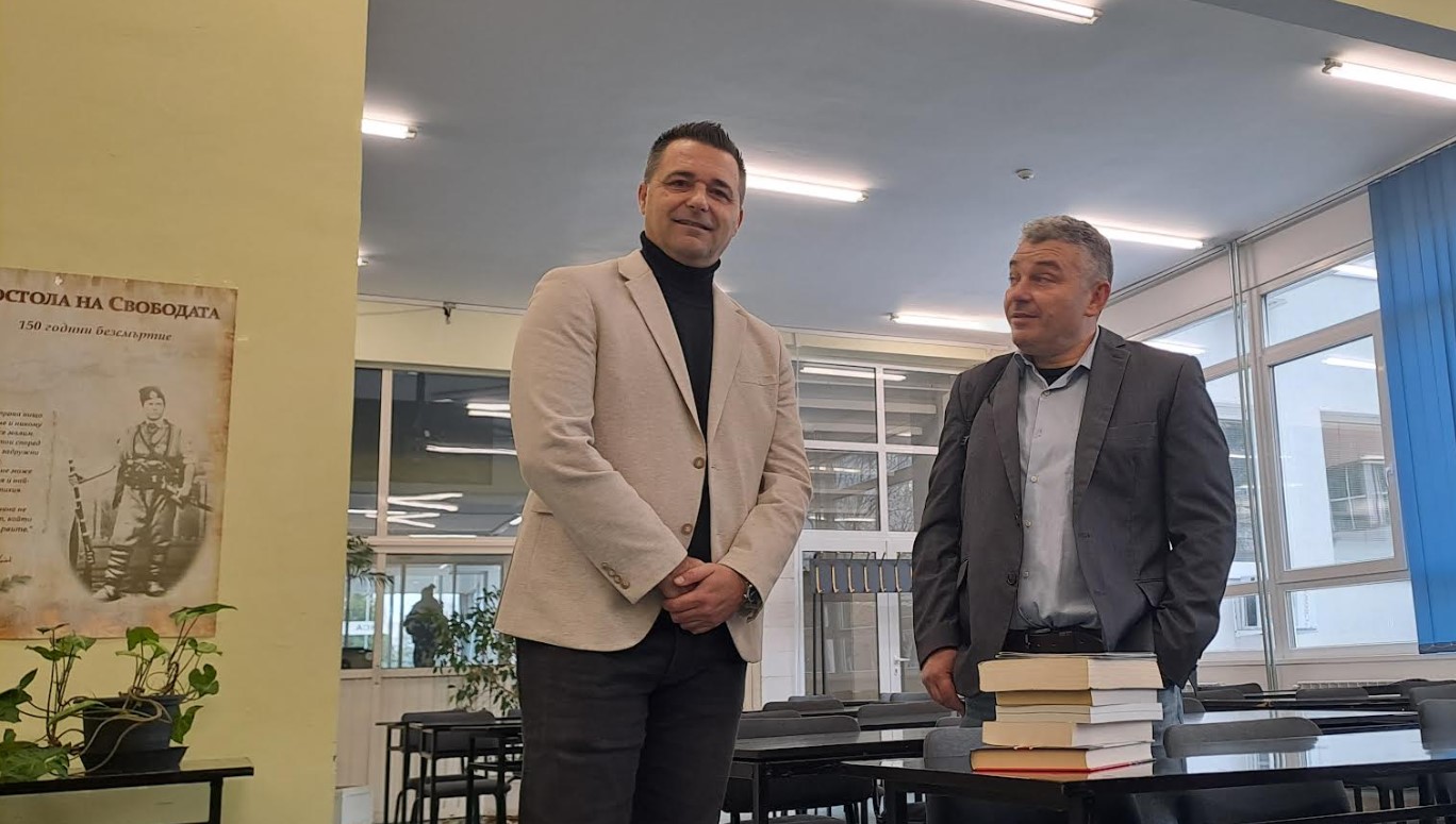 Фенклубът на „Арсенал“ дари книги на библиотеката на НСА