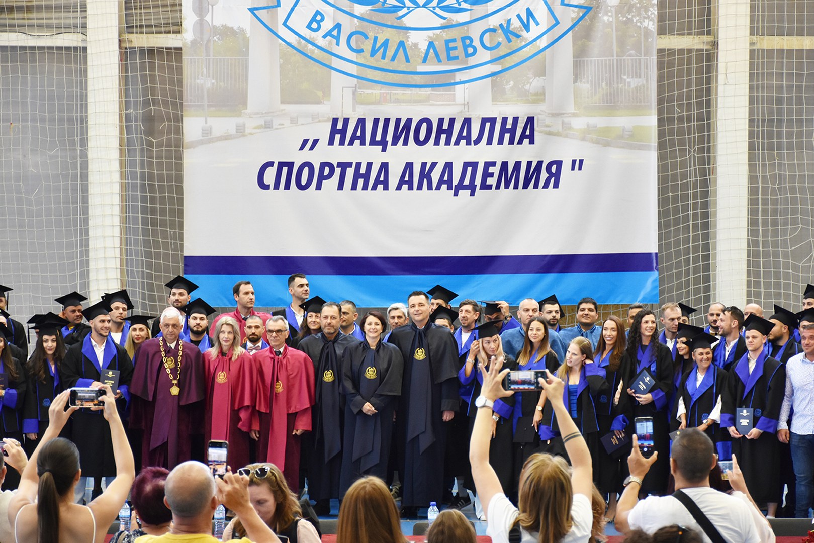 Бакалаври получиха дипломите си в абсолвентска промоция