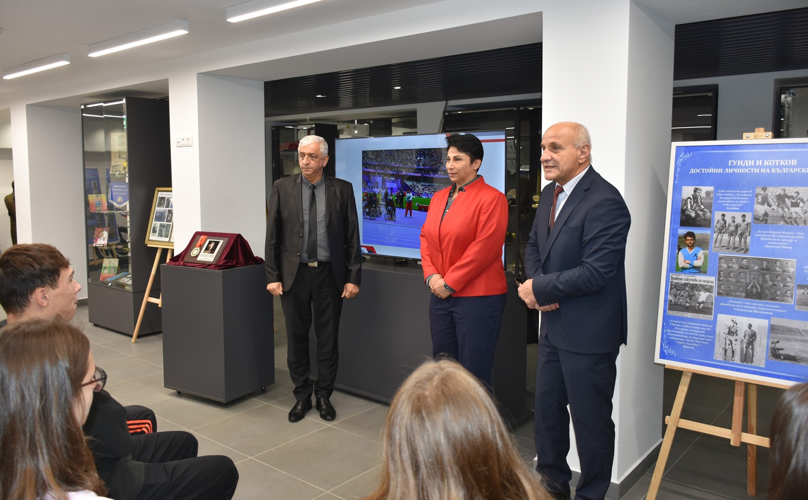 Stela Eneva donated to NSA her first Paralympic medal, won in Beijing in 2008