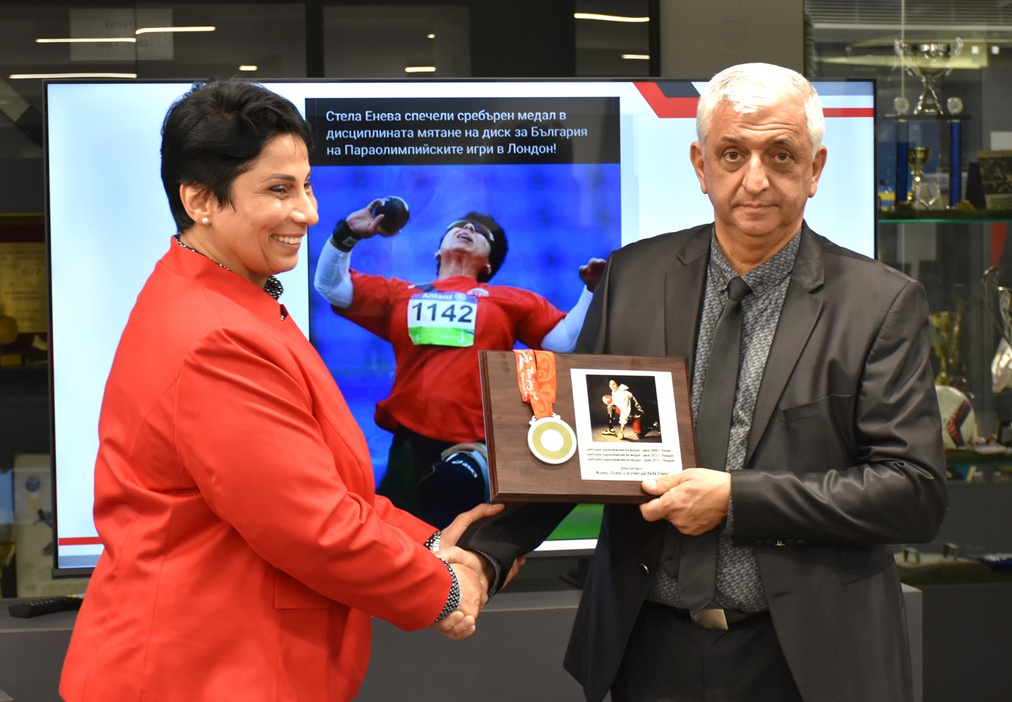 Stela Eneva donated to NSA her first Paralympic medal, won in Beijing in 2008