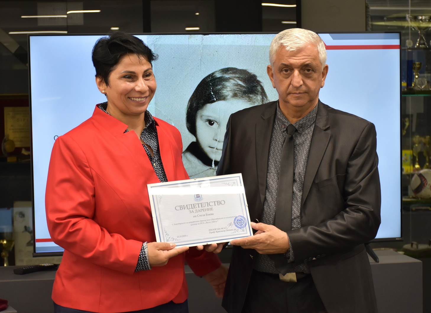 Stela Eneva donated to NSA her first Paralympic medal, won in Beijing in 2008