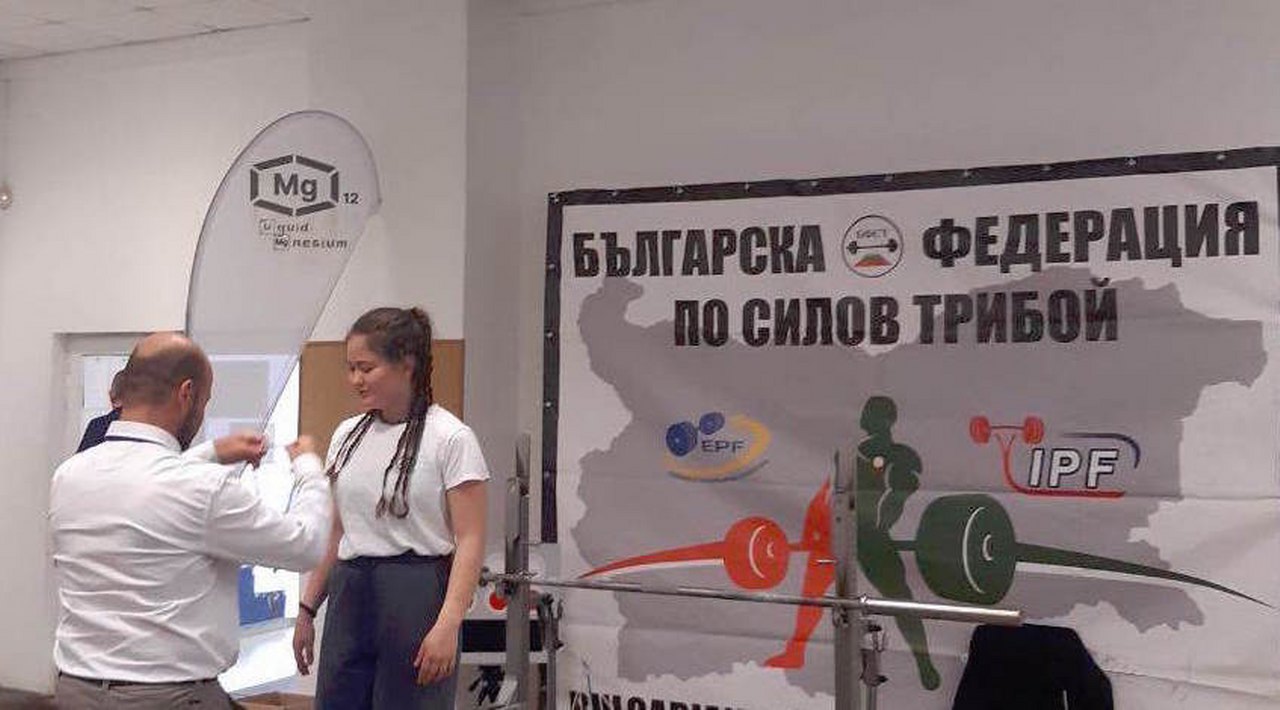 Състезатели от клуба по силов трибой на НСА с призови места